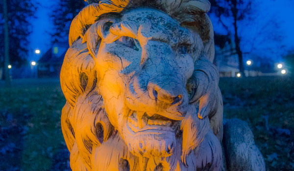 photo of Lincoln University lion statue